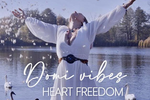 Wolność serca ponad podziałami, czyli singiel „Heart freedom” od debiutującej Domi vibes