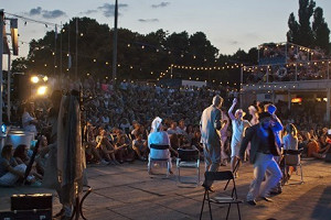 Tłumy podczas inauguracji „Teatru na leżakach” w Pomoście 511