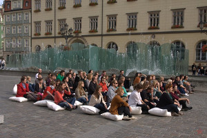 Artystyczny flash mob obok dwóch manifestacji