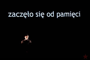 Gdzie kończy się prywatność a zaczyna teatr – o "Małej Narracji" Wojtka Ziemilskiego opowiada Jacek Podgórski.